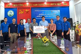 Phó giáo sư, Tiến sỹ Đinh Văn Châu, Hiệu trưởng Trường Đại học Điện lực đến thăm hỏi và trao tặng 100 triệu đồng thông qua Ủy ban Mặt trận Tổ quốc Việt Nam tỉnh Thái Nguyên. (Ảnh: Trường Đại học Điện lực)