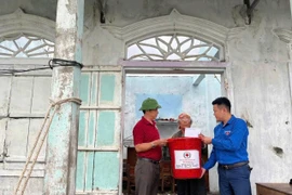 Hội Chữ thập đỏ Quảng Trị hỗ trợ người dân. (Nguồn: Hội Chữ thập đỏ Việt Nam)