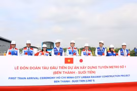 Đón đoàn tàu đầu tiên của tuyến metro số 1 tại Thành phố Hồ Chí Minh. (Ảnh: TTXVN)