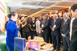 Lãnh đạo FAO toàn cầu và lãnh đạo các Bộ Nông nghiệp châu Phi, châu Á thăm gian hàng triển lãm OCOP tại Diễn đàn cấp cao liên khu vực. (Ảnh: CTV/Vietnam+)