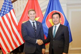 Bộ trưởng Bộ Công Thương Nguyễn Hồng Diên làm việc với Thứ trưởng Bộ Ngoại giao Hoa Kỳ Jacob Helberg. (Ảnh: BCT/Vietnam+)