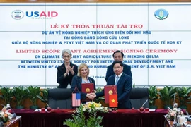 Lễ Ký kết thoả thuận tài trợ hợp tác giữa USAID và Bộ Nông nghiệp và Phát triển nông thôn về Dự án nông nghiệp thích ứng biến đổi khí hậu tại đồng bằng sông Cửu Long. (Ảnh: Bộ Nông nghiệp và Phát triển nông thôn)