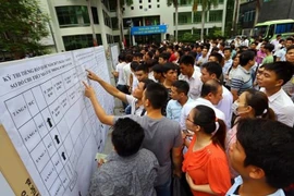 Lao động tham gia tuyển chọn để đi làm việc ở nước ngoài. (Ảnh: PV/Vietnam+)