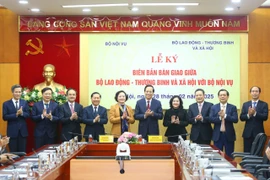 Lễ bàn giao giữa Bộ Lao động-Thương binh và Xã hội và Bộ Nội vụ. (Ảnh: Bộ Lao động-Thương binh và Xã hội)