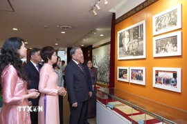 Tổng Bí thư Tô Lâm tham quan Phòng truyền thống của Thông tấn xã Việt Nam. (Ảnh: Thống Nhất/TTXVN)