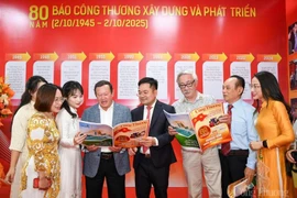 Tổng Biên tập Nguyễn Văn Minh và các thế hệ làm báo Báo Công Thương bên lề buổi lễ kỷ niệm 80 năm Ngày truyền thống. (Ảnh: Báo Công Thương)