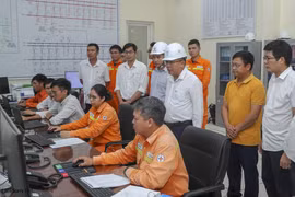 Các cán bộ EVN đóng điện thành công dự án Đường dây 500 kV Lào Cai-Vĩnh Yên. (Nguồn: EVN)