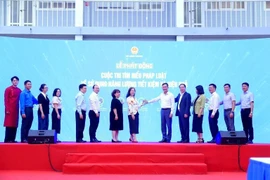 Các đại biểu thực hiện nghi thức phát động Cuộc thi “Tìm hiểu pháp luật về sử dụng năng lượng tiết kiệm và hiệu quả”. (Ảnh: CTV/Vietnam+)