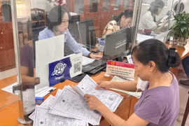 Bộ Nội vụ đề nghị quan tâm giữ chân những cán bộ, công chức, viên chức còn từ 10 năm trở lên đến tuổi nghỉ hưu có năng lực công tác, có nhiều thành tích, cống hiến. (Ảnh: PV/Vietnam+)