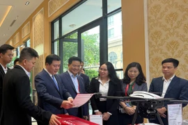 Lãnh đạo Bộ Công Thương tham quan gian hàng triển lãm chuyển đổi số. (Ảnh: PV/Vietnam+)