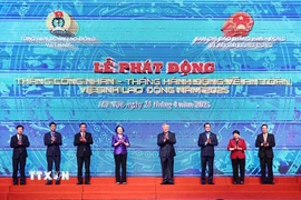 Các đại biểu phát động Tháng Công nhân và Tháng hành động về an toàn, vệ sinh lao động năm 2025. (Ảnh: Minh Đức/TTXVN)