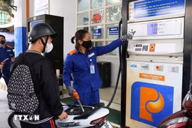 Mua, bán xăng tại điểm kinh doanh xăng dầu Petrolimex trên đường Trần Hưng Đạo, quận Hoàn Kiếm, Hà Nội. (Ảnh: Lê Đông/TTXVN)