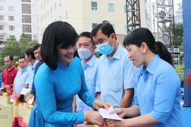 Trao quà Tết cho đoàn viên, người lao động có hoàn cảnh khó khăn dịp Tết Nguyên đán. (Ảnh minh họa: Công Mạo/TTXVN)