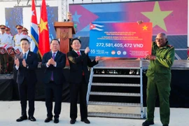 Trao biển tượng trưng hơn 272,5 tỷ đồng, kết quả Cuộc vận động ủng hộ nhân dân Cuba “65 năm nghĩa tình Việt Nam-Cuba” đợt 2. (Ảnh: Hội Chữ thập đỏ Việt Nam)