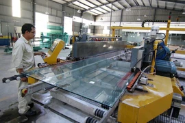 Bộ Công Thương đã xem xét áp dụng biện pháp chống bán phá giá tạm thời nhằm ngăn chặn lượng nhập khẩu kính nổi không màu gia tăng nhanh gây thiệt hại tới sản xuất trong nước. (Nguồn: TTXVN)