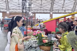 Số liệu mới cho thấy sức mua tiêu dùng tại Việt Nam tăng trưởng ổn định, đóng góp lớn vào tăng trưởng kinh tế qua các lĩnh vực bán lẻ, du lịch và dịch vụ. (Nguồn: PV/Vietnam+)