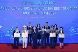 Tuyên dương các cán bộ, công chức, viên chức trẻ giỏi toàn quốc năm 2021. (Ảnh minh họa: Văn Điệp/TTXVN)