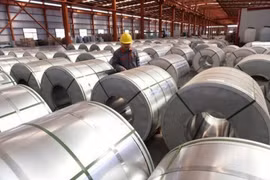 Công nhân kiểm tra các thanh cuộn nhôm tại nhà kho trong khu công nghiệp ở Tân Châu, tỉnh Sơn Đông, Trung Quốc. (Nguồn: REUTERS/TTXVN)