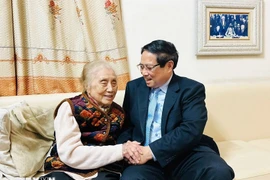 Thủ tướng Phạm Minh Chính thăm, chúc mừng nguyên Phó Chủ tịch nước Nguyễn Thị Bình nhân Ngày Quốc tế Phụ nữ 8/3. (Ảnh: Dương Giang/TTXVN)