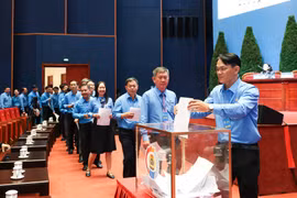 Các đại biểu bỏ phiếu bầu Ban Chấp hành Tổng Liên đoàn khóa XIV. (Ảnh: PV/Vietnam+)