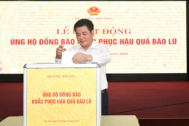 Bộ trưởng Nguyễn Hồng Diên ủng hộ đồng bào khắc phục hậu quả bão lũ. (Ảnh: Bộ Công Thương)