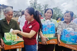 Hội Chữ thập Đỏ tỉnh Thanh Hoá hỗ trợ người dân một số thực phẩm thiết yếu. (Ảnh: Hội Chữ thập đỏ Việt Nam)