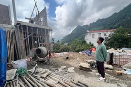 Lao động tại Lào Cai trở về sau khi đi làm ở Hàn Quốc không chỉ thoát nghèo mà còn có tiền để xây nhà mới, phát triển kinh tế. (Ảnh: PV/Vietnam+)