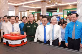 Các đại biểu tham quan Triển lãm “Hành trình sáng tạo - Khát vọng vươn mình.” (Ảnh: Tổng Liên đoàn Lao động Việt Nam)
