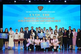 Ban Tổ chức trao các giải thưởng cho các đội thi. (Ảnh: BCT/Vietnam+)