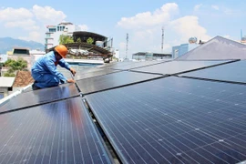 Bộ Công Thương đang đề xuất cắt giảm thủ tục hành chính và bổ sung nhiều chính sách hỗ trợ, khuyến khích phát triển điện Mặt Trời mái nhà. (Ảnh: TTXVN)