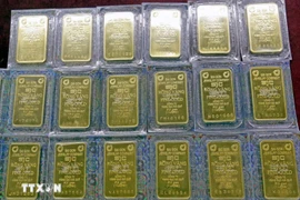 Giá vàng SJC của Công ty Vàng bạc đá quý Sài Gòn và Công ty Doji niêm yết từ 156,6-158,6 triệu đồng/lượng (mua vào/bán ra). (Ảnh: TTXVN)