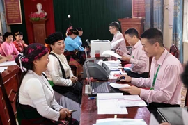 Làm thủ tục vay vốn tín dụng chính sách xã hội cho người dân. (Ảnh: TTXVN)