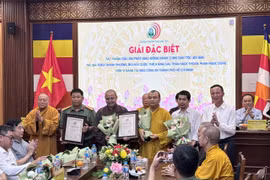 Trao Giải Đặc biệt Giải Báo chí Phật giáo năm 2025 cho nhóm tác giả đoạt giải. (Ảnh: PV/Vietnam+)