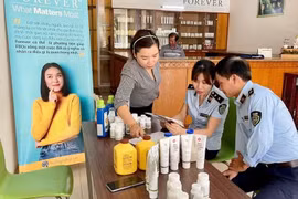 Kiểm tra các sản phẩm kinh doanh theo mô hình bán hàng đa cấp. (Ảnh: Vietnam+)