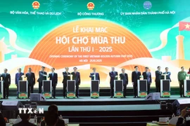 Thủ tướng Phạm Minh Chính và các đại biểu thực hiện nghi thức khai mạc Hội chợ mùa Thu lần thứ nhất năm 2025. (Ảnh: An Đăng/TTXVN)