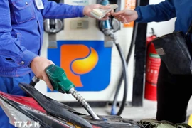 Mua, bán xăng tại điểm kinh doanh xăng dầu Petrolimex trên đường Trần Hưng Đạo, quận Hoàn Kiếm, Hà Nội. (Ảnh: Lê Đông/TTXVN)