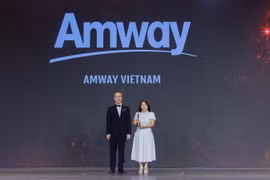 Bà Lê Thị Kim Hoa, Giám đốc Nhân sự Amway Việt Nam nhận giải thưởng từ ban tổ chức. (Nguồn: Vietnam+)