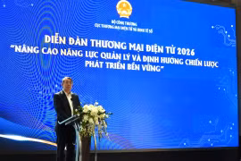 Ông Hoàng Ninh, Phó Cục trưởng Cục Thương mại điện tử và Kinh tế số phát biểu tại diễn đàn. (Ảnh: PV/Vietnam+)