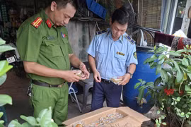 Lực lượng chức năng phát hiện bánh Trung Thu nhãn mác bao bì không rõ nguồn gốc, tiềm ẩn nguy cơ mất an toàn thực phẩm. (Ảnh: Chi cục Quản lý thị trường Hà Nội)