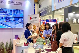 Thành phố Hà Nội đã tổ chức thường niên chương trình hội chợ triển lãm sản phẩm công nghiệp chủ lực, hội chợ xúc tiến thương mại hỗ trợ doanh nghiệp. (Ảnh: PV/Vietnam+)