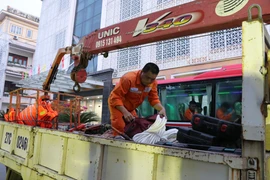 Đội xung kích của Công ty Điện lực Điện Biên gồm 60 thành viên chuẩn bị máy móc, phương tiện tới hỗ trợ Hà Tĩnh. (Ảnh: Phan Quân/TTXVN)