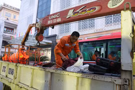 Đội xung kích của Công ty Điện lực Điện Biên gồm 60 thành viên chuẩn bị máy móc, phương tiện tới hỗ trợ Hà Tĩnh. (Ảnh: Phan Quân/TTXVN)