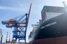 Tàu nước ngoài chuẩn bị cập cảng Gemalink. (Ảnh: Hồng Đạt/TTXVN)