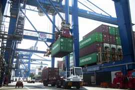 Bốc dỡ hàng hóa trên Cảng Cát Lái (phường Cát Lái) thuộc hệ thống Cảng biển Thành phố Hồ Chí Minh. (Ảnh: Hồng Đạt/TTXVN)