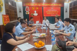 Đoàn công tác của Cục Quản lý và Phát triển thị trường trong nước làm việc với đại diện Công ty TNHH xăng dầu Hồng Đức tại xã Kim Sơn, tỉnh Đồng Tháp. (Ảnh: Cục Quản lý và Phát triển thị trường trong nước)