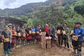 Trao quà cứu trợ khẩn cấp cho người dân bị ảnh hưởng bởi lũ ống, lũ quét. (Ảnh: Hội Chữ thập đỏ Việt Nam)