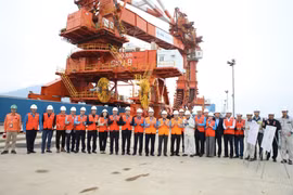 Chủ tịch Tổng Liên đoàn Lao động Việt Nam động viên công nhân vừa thi đua nước rút, vừa thực hiện tốt nghĩa vụ công dân. (Ảnh: Tổng Liên đoàn Lao động Việt Nam)