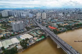 Yếu tố tự nhiên như lòng sông được Hà Nội sử dụng để xác định ranh giới, tạo liên kết qua giao thông đường thủy và đặc trưng văn hóa, sinh thái khi sáp nhập các phường, xã. (Ảnh: Anh Tuấn/TTXVN)