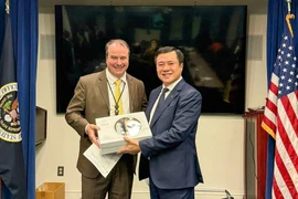 Thứ trưởng Bộ Công Thương, Phó Trưởng Đoàn đàm phán Chính phủ Nguyễn Sinh Nhật Tân và đại diện phía Hoa Kỳ. (Ảnh: BCT/Vietnam+)