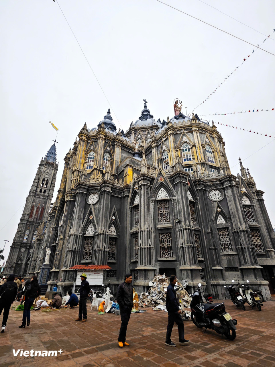 Được xây dựng theo lối kiến trúc Gothic tráng lệ, nhà thờ Hưng Nghĩa (xã Hải Hưng, huyện Hải Hậu, Nam Định) là điểm đến tiếp theo không thể bỏ lỡ trong dịp Giáng sinh. (Ảnh: Vietnam+)